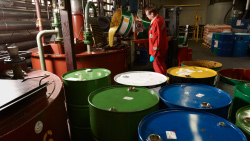 Mitarbeiter bei der Abfüllung von Schmierfett in der BP Schmierstoffproduktion in Mönchengladbach.
